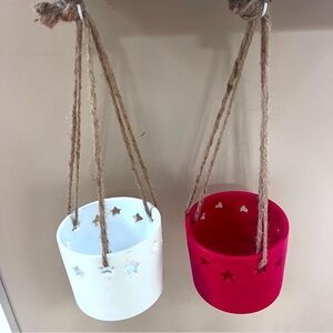 Set of 2 planter pots.